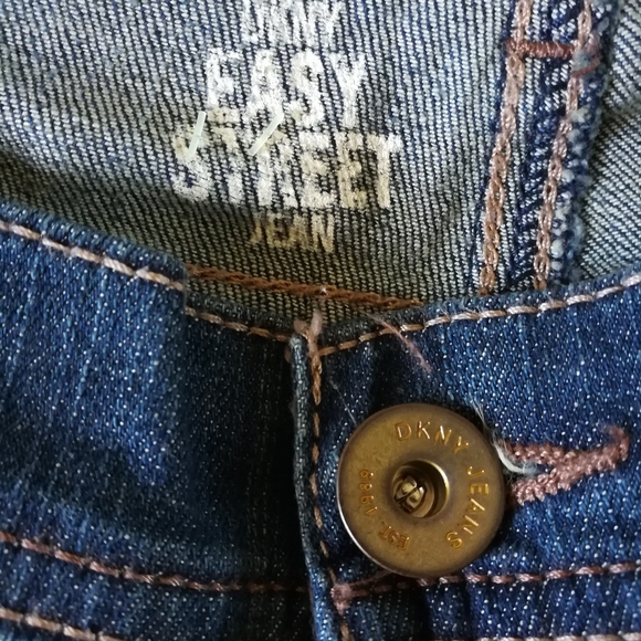 DKNY classic straight NWT jeans ,size 12R / 32" - Picture 4 of 7